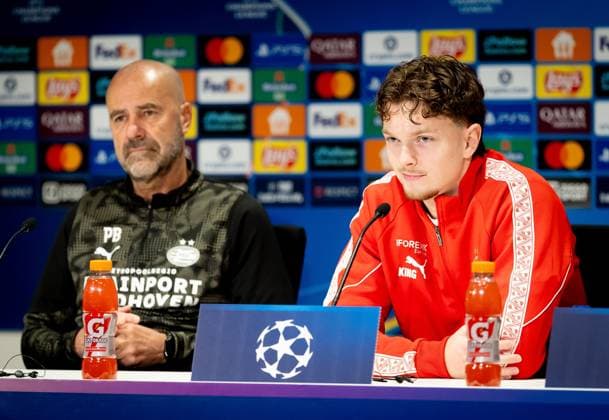 EINDHOVEN - PSV Eindhoven player Paul Wanner and coach Peter Bosz during a press conference, PK, Pressekonferenz at the Philips Stadium on the day before the Champions League match against Bayern Munich. IRIS VAN DEN BROEK ANP xVIxANPxSportx xxANPxIVx 548753803 originalFilename: 548753803.jpg