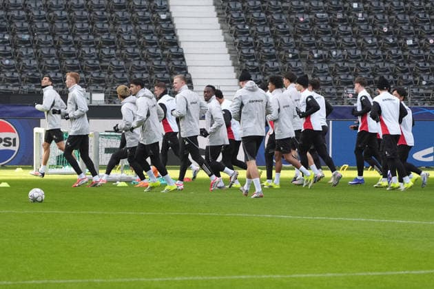 Mannschaft von Eintracht Frankfurt läuft sich warm - Frankfurt 27.01.2026: Eintracht Frankfurt Abschlusstraining, Deutsche Bank Park, 8. Spieltag Champions League