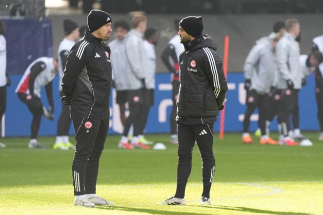 Interimstrainer Dennis Schmitt im Austausch mit Co-Trainer Jan Fießer (l, beide Eintracht Frankfurt) - Frankfurt 27.01.2026: Eintracht Frankfurt Abschlusstraining, Deutsche Bank Park, 8. Spieltag Champions League
