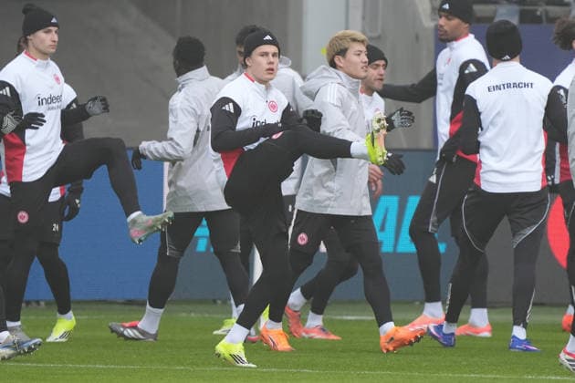 Love Arrhov (Eintracht Frankfurt), Ritsu Doan (Eintracht Frankfurt) - Frankfurt 27.01.2026: Eintracht Frankfurt Abschlusstraining, Deutsche Bank Park, 8. Spieltag Champions League