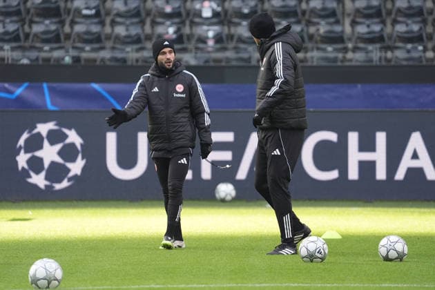 Interimstrainer Dennis Schmitt (Eintracht Frankfurt) mit Interimstrainer Alex Meier (Eintracht Frankfurt, r) vor dem Champions League Spiel gegen Tottenham - Frankfurt 27.01.2026: Eintracht Frankfurt Abschlusstraining, Deutsche Bank Park, 8. Spieltag Champions League