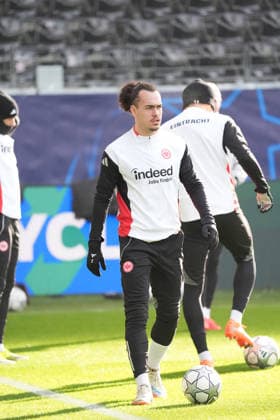 Arthur Theate (Eintracht Frankfurt) kommt als Letzter zum Training - Frankfurt 27.01.2026: Eintracht Frankfurt Abschlusstraining, Deutsche Bank Park, 8. Spieltag Champions League