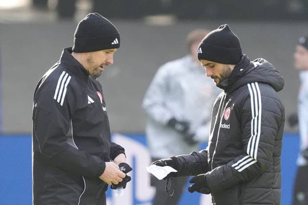 Interimstrainer Dennis Schmitt tauscht die Taktikzettel aus mit Co-Trainer Jan Fießer (l, beide Eintracht Frankfurt) - Frankfurt 27.01.2026: Eintracht Frankfurt Abschlusstraining, Deutsche Bank Park, 8. Spieltag Champions League