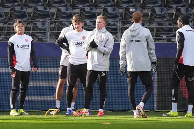 Jonathan Burkardt (Eintracht Frankfurt) zurück im Training, mit Marvin Dills (Eintracht Frankfurt), Alexander Staff (Eintracht Frankfurt) - Frankfurt 27.01.2026: Eintracht Frankfurt Abschlusstraining, Deutsche Bank Park, 8. Spieltag Champions League