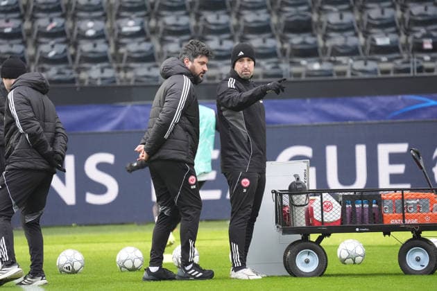 Co-Trainer Jan Fießer (Eintracht Frankfurt) mit der Taktiktafel - Frankfurt 27.01.2026: Eintracht Frankfurt Abschlusstraining, Deutsche Bank Park, 8. Spieltag Champions League