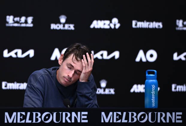 TENNIS AUSTRALIAN OPEN, Alex de Minaur of Australia reacts during a press conference, PK, Pressekonferenz following his straight sets defeat in the Men™s quarter final against Carlos Alcaraz of Spain on day 10 of the 2026 Australian Open tennis tournament at Melbourne Park in Melbourne, Tuesday, January 27, 2026. ( NO ARCHIVING MELBOURNE VICTORIA AUSTRALIA  Copyright: xJOELxCARRETTx 20260128122485148584