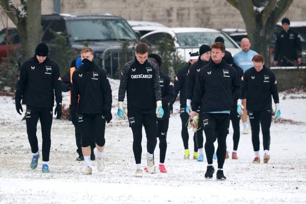 DEU, DFL, 2. FBL Hertha BSC, Training, 27.01.2026, Sportforum, Berlin, DEU, DFL, 2. FBL Hertha BSC, Training, im Bild Hertha-Spielerkreis im Schnee DFL - regulations prohibit any use of Photographs as image sequences and or quasi-video