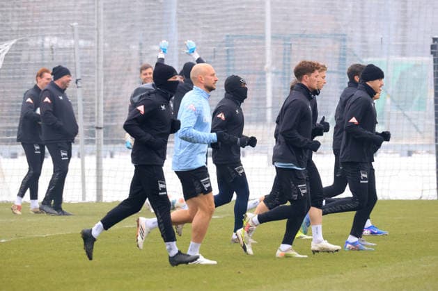 DEU, DFL, 2. FBL Hertha BSC, Training, 27.01.2026, Sportforum, Berlin, DEU, DFL, 2. FBL Hertha BSC, Training, im Bild Hertha-Spielerkreis, Toni Leistner (Hertha BSC Berlin 37) DFL - regulations prohibit any use of Photographs as image sequences and or quasi-video