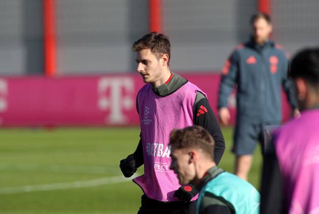 Fussball, Herren, Champions League, Saison 2025 2026, FC Bayern München, Abschlusstraining Josip Stanisic (FC Bayern München) stehend, Kopf, Oberkörper