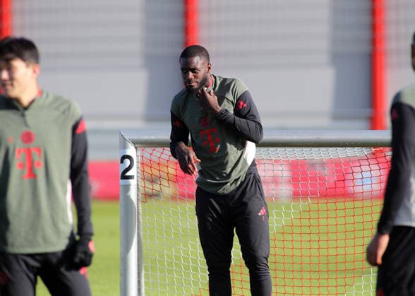 Fussball, Herren, Champions League, Saison 2025 2026, FC Bayern München, Abschlusstraining Dayot Upamecano (FC Bayern München) stehend, Kopf, Oberkörper, Hand am Kinn