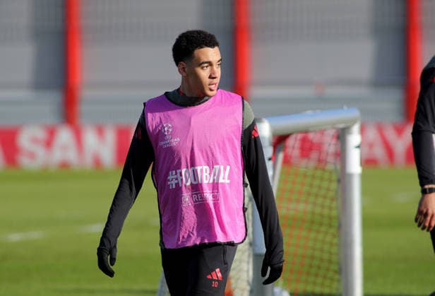 Fussball, Herren, Champions League, Saison 2025 2026, FC Bayern München, Abschlusstraining Jamal Musiala (FC Bayern München) stehend, Kopf, Oberkörper, Blick nach links