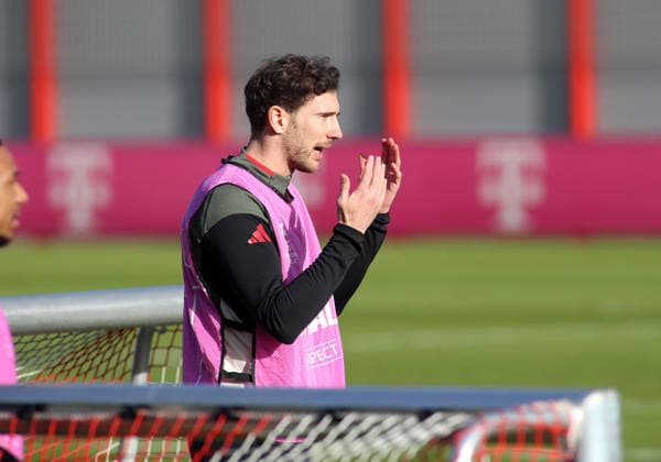 Fussball, Herren, Champions League, Saison 2025 2026, FC Bayern München, Abschlusstraining Leon Goretzka (FC Bayern München) stehend, Kopf, Oberkörper, hebt beide Hände