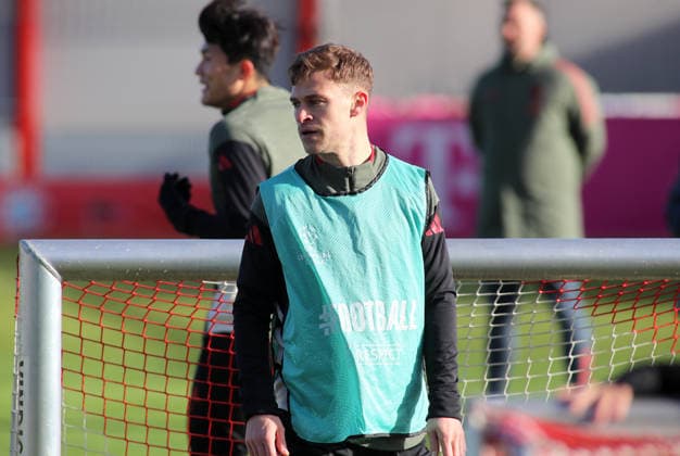 Fussball, Herren, Champions League, Saison 2025 2026, FC Bayern München, Abschlusstraining Joshua Kimmich (FC Bayern München) stehend, Kopf, Oberkörper, Blick nach rechts, umdrehen