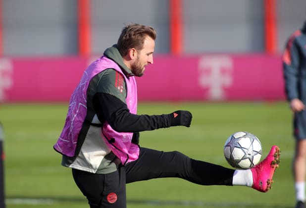 Fussball, Herren, Champions League, Saison 2025 2026, FC Bayern München, Abschlusstraining Harry Kane (FC Bayern München) spielt mit einem Ball am Fuss