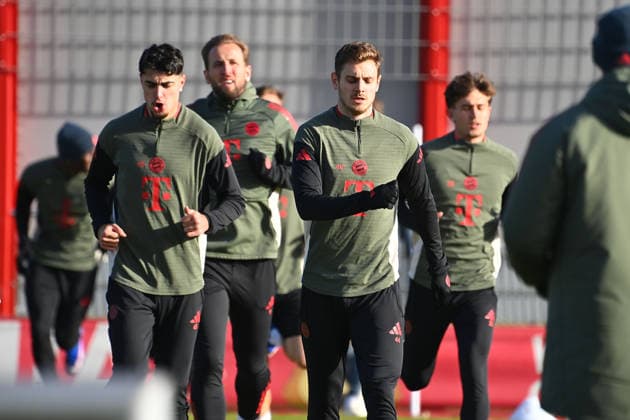 v.li:Aleksandar PAVLOVIC (Bayern Muenchen), Harry KANE (Bayern Muenchen),Josip STANISIC (Bayern Muenchen),Tom BISCHOF (Bayern Muenchen) Vorschau Fussball Champions League,Saison 2025 26, Ligaphase Abschlusstraining,Training PSV Eindhoven - FC Bayern Muenchen am 27.01.2026.