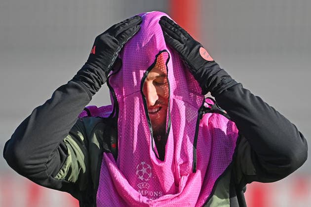 Harry KANE (Bayern Muenchen) zwanegt sich in sein Trainingsleibchen, Einzelbild,angeschnittenes Einzelmotiv,Portraet,Portrait,Porträt. Vorschau Fussball Champions League,Saison 2025 26, Ligaphase Abschlusstraining,Training PSV Eindhoven - FC Bayern Muenchen am 27.01.2026. *** Harry KANE Bayern Muenchen forces himself into his training uniform, single image, cropped single motif, portrait, portrait, portrait preview football Champions League, season 2025 26, league phase final training, training PSV Eindhoven FC Bayern Muenchen on 27 01 2026