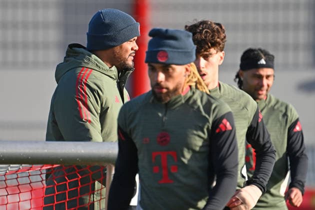 Trainer Vincent KOMPANY (Bayern Muenchen), vorne:Sacha BOEY (Bayern Muenchen), David Michael SANTOS DAIBER (Bayern Muenchen), Serge GNABRY (FC Bayern Muenchen). Vorschau Fussball Champions League,Saison 2025 26, Ligaphase Abschlusstraining,Training PSV Eindhoven - FC Bayern Muenchen am 27.01.2026.