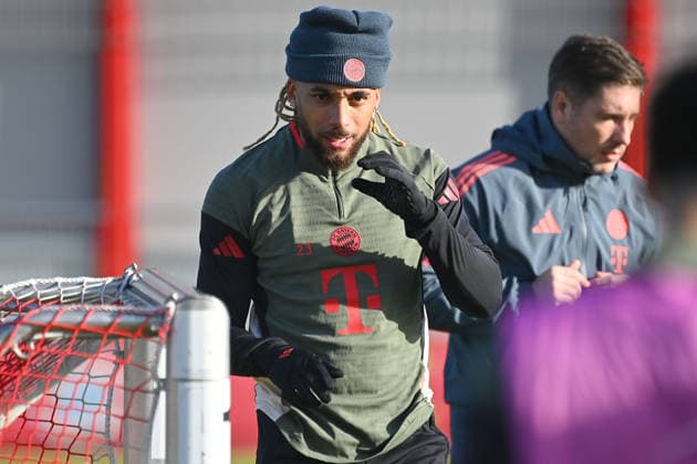 Sacha BOEY (Bayern Muenchen). Aktion,Einzelbild,angeschnittenes Einzelmotiv,Halbfigur,halbe Figur. Vorschau Fussball Champions League,Saison 2025 26, Ligaphase Abschlusstraining,Training PSV Eindhoven - FC Bayern Muenchen am 27.01.2026.