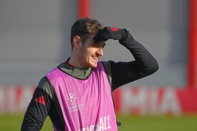 Josip STANISIC (Bayern Muenchen), lacht,lachen,lachend,optimistisch,gutgelaunt. Aktion,Einzelbild,angeschnittenes Einzelmotiv,Halbfigur,halbe Figur. Vorschau Fussball Champions League,Saison 2025 26, Ligaphase Abschlusstraining,Training PSV Eindhoven - FC Bayern Muenchen am 27.01.2026.