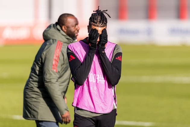 MUENCHEN, GERMANY - JANUARY 27: Michael Olise (FC Bayern Muenchen, 17) hands in front of his face during the MD-1 practice session before the UEFA Champions league match between PSV Eindhoven and FC Bayern Muenchen on matchday 8 of the UEFA Champions League at Trainingsgelaende an der Saebenerstr. on January 27, 2026 in Muenchen, Germany. Bavaria Germany Copyright: xSteffiexWunderlx