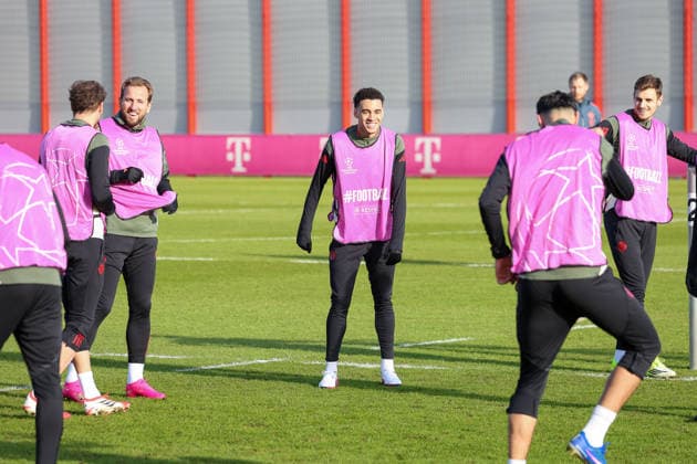 Gute Laune beim Training, Harry Kane (FC Bayern Muenchen, 09) it Leon Goretzka (FC Bayern Muenchen, 08) und Jamal Musiala (FC Bayern Muenchen, 10), mit Josip Stanisic (FC Bayern Muenchen, 44), GER, Abschlusstraining, FC Bayern Muenchen, Fussball, UEFA Champions League, Liga-Phase, 8. Spieltag, Saison 2025 2026, 27.01.2026, GER, Abschlusstraining, FC Bayern Muenchen, Fussball, UEFA Champions League, Liga-Phase, 8. Spieltag, Saison 2025 2026, 27.01.2026 Muenchen Copyright: xEibner-Pressefoto JennixMaulx EP_JML