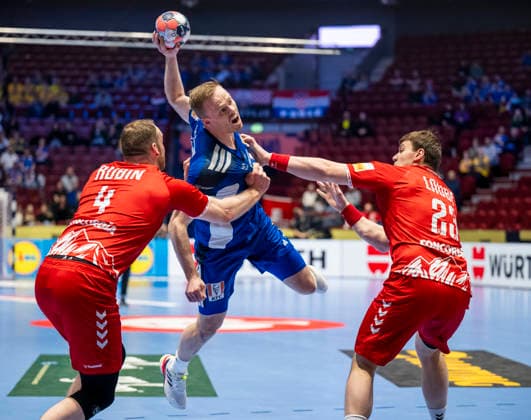 MALMÖ 2026-01-27 Iceland s Omar Ingi Magnusson between Switzerland s Lenny Rubin and Lukas Laube during the 2026 EHF European Men s Handball Championship (the EHF Euro 2026) main round round match between Switzerland and Iceland at the Malmö Arena, in Malmö, Sweden, on January 27, 2026. MALMÖ SWEDEN x50090x