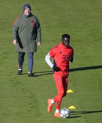 27.01.2026, FC Bayern Training Muenchen, Fussball, im Bild: Benjamin Sommer (FC Bayern Muenchen) und Bara Sapoko Ndiaye