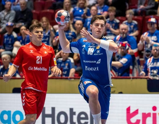 MALMÖ 2026-01-27 Switzerland s Gino Steenaerts and Iceland s ElliÃ°i ViÃ°arsson in action during the 2026 EHF European Men s Handball Championship (the EHF Euro 2026) main round round match between Switzerland and Iceland at the Malmö Arena, in Malmö, Sweden, on January 27, 2026. MALMÖ SWEDEN x50090x
