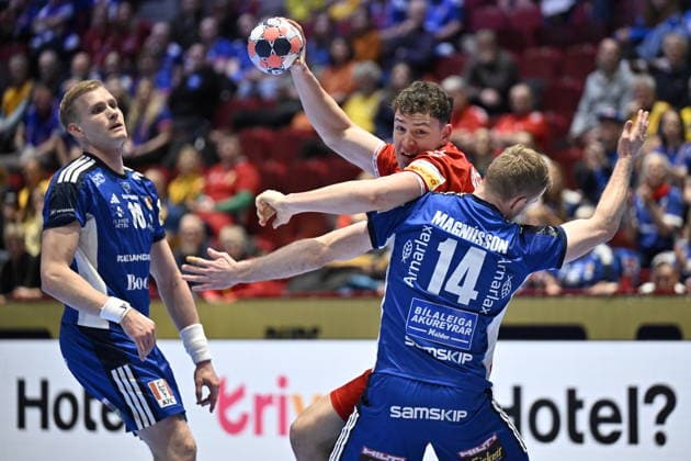 MALMÖ, SVERIGE 20260127 Switzerland s JoÃ«l Willecke (center) in action against Iceland s Ellidi Vidarsson (left) and Omar Ingi Magnusson during the 2026 EHF European Men s Handball Championship (the EHF Euro 2026) main round round match between Switzerland and Iceland at Malmö Arena, in Malmö, Sweden, on January 27, 2026. MALMÖ SVERIGE x50090x