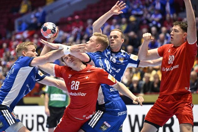 MALMÖ, SVERIGE 20260127 Switzerland s Luca Sigrist (28) in action agianst Iceland s Ellidi Vidarsson and Ymir Örn Gislason during the 2026 EHF European Men s Handball Championship (the EHF Euro 2026) main round round match between Switzerland and Iceland at Malmö Arena, in Malmö, Sweden, on January 27, 2026. MALMÖ SVERIGE x50090x