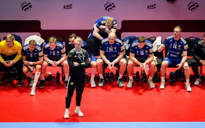 260127 Goalkeeper Viktor Hallgrimsson, Bjarki Mar Elisson, Ymir Gislason, Head coach Snorri Steinn Gudjonsson, Haukur Thrastarson, Arnar Freyr Arnarsson, Thorsteinn Leo Gunnarsson and Omar Ingi Magnusson of Iceland looks dejected during the EHF European Handball Championship main round match between Switzerland and Iceland on January 27, 2026 in Malmö. Photo: Petter Arvidson BILDBYRAN kod PA PA1140 handball handboll handball handbolls-em 2026 schweiz island ehf european handball championship switzerland iceland bbeng depp Copyright: PETTERxARVIDSON BB260127PA066