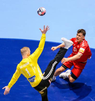 260127 Lino Schneider of Switzerland against goalkeeper Bjorgvin Pall Gustavsson of Iceland during the EHF European Handball Championship main round match between Switzerland and Iceland on January 27, 2026 in Malmö. Photo: Petter Arvidson BILDBYRAN kod PA PA1140 handball handboll handball handbolls-em 2026 schweiz island ehf european handball championship switzerland iceland bbeng Copyright: PETTERxARVIDSON BB260127PA071