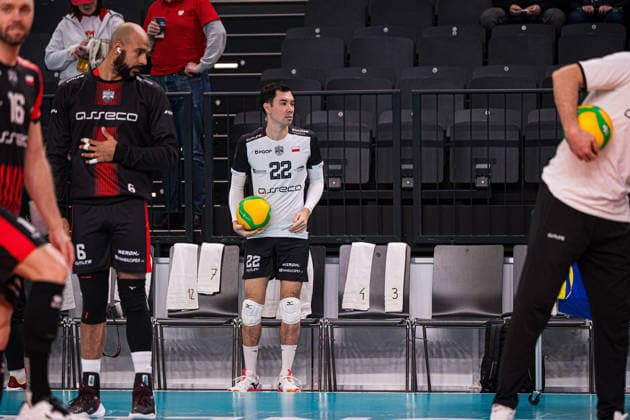 Volleyball I Herren I Saison 2025-2026 I CEV Champions League I CLVM72 I SVG Lüneburg - Asseco Resovia Rzeszow I 27.01.2026 Erik Shoji (22, Asseco Resovia Rzeszow) steht mit Ball am Feldrand Copyright: xLobeca Bjorn-OlexKehmx