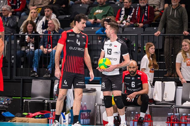 Volleyball I Herren I Saison 2025-2026 I CEV Champions League I CLVM72 I SVG Lüneburg - Asseco Resovia Rzeszow I 27.01.2026 Yacine Louati (4, Asseco Resovia Rzeszow) im Gespräch mit Michal Potera (13, Asseco Resovia Rzeszow) Copyright: xLobeca Bjorn-OlexKehmx