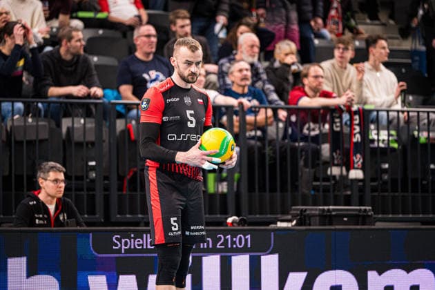 Volleyball I Herren I Saison 2025-2026 I CEV Champions League I CLVM72 I SVG Lüneburg - Asseco Resovia Rzeszow I 27.01.2026 Einzelfoto, Freisteller, Einzelbild, Cut-out, isoliertes Motiv, Sportaufnahme, Nahaufnahme, freigestellt, freigestellte Aufnahme, Aufnahme, Einzeln: Jakub Bucki (5, Asseco Resovia Rzeszow) hält einen Ball auf dem Feld Copyright: xLobeca Bjorn-OlexKehmx