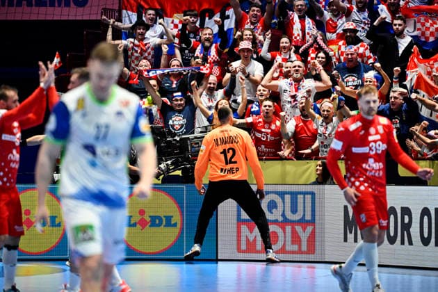 MALMÖ, SVERIGE 20260127 Croatia s goalkeeper Matej Mandic celebrates with the fans after a save during the 2026 EHF European Men s Handball Championship (the EHF Euro 2026) main round round match between Slovenia and Croatia at Malmö Arena, in Malmö, Sweden, on January 27, 2026. MALMÖ SVERIGE x50090x
