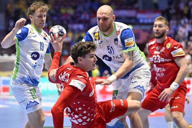 MALMÖ, SVERIGE 20260127 Slovenia s Borut Mackovsek (51) pushes Croatia s Luka Lovre Klarica as lovenia s Stas Jovicic slooks on during the 2026 EHF European Men s Handball Championship (the EHF Euro 2026) main round round match between Slovenia and Croatia at Malmö Arena, in Malmö, Sweden, on January 27, 2026. MALMÖ SVERIGE x50090x