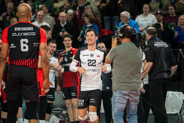 Volleyball I Herren I Saison 2025-2026 I CEV Champions League I CLVM72 I SVG Lüneburg - Asseco Resovia Rzeszow I 27.01.2026 Erik Shoji (22, Asseco Resovia Rzeszow) beim Einlauf der Starting Six Copyright: xLobeca Bjorn-OlexKehmx