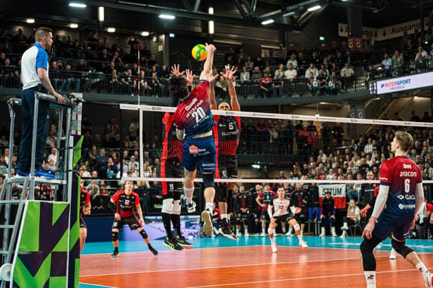 Volleyball I Herren I Saison 2025-2026 I CEV Champions League I CLVM72 I SVG Lüneburg - Asseco Resovia Rzeszow I 27.01.2026 Ethan Robert Champlin (20, SVG Lüneburg) im Angriff gegen Marcin Janusz (19, Asseco Resovia Rzeszow) und Danny Demyanenko (6, Asseco Resovia Rzeszow) Copyright: xLobeca Bjorn-OlexKehmx