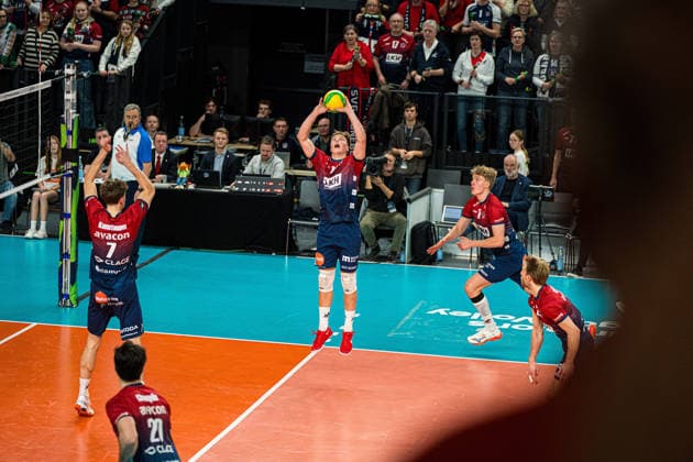Volleyball I Herren I Saison 2025-2026 I CEV Champions League I CLVM72 I SVG Lüneburg - Asseco Resovia Rzeszow I 27.01.2026 Santeri Riku Matias Välimaa (12, SVG Lüneburg) spielt den Ball zu Copyright: xLobeca Bjorn-OlexKehmx