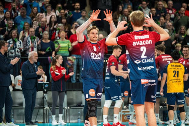 Volleyball I Herren I Saison 2025-2026 I CEV Champions League I CLVM72 I SVG Lüneburg - Asseco Resovia Rzeszow I 27.01.2026 Jackson Clifford Howe (6, SVG Lüneburg) klatscht beim Einlaufen mit Daniel Gruvaeus (2, SVG Lüneburg) ab Copyright: xLobeca Bjorn-OlexKehmx