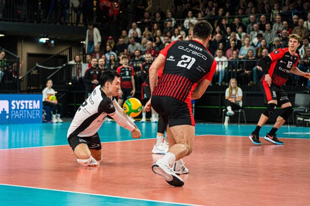 Volleyball I Herren I Saison 2025-2026 I CEV Champions League I CLVM72 I SVG Lüneburg - Asseco Resovia Rzeszow I 27.01.2026 Erik Shoji (22, Asseco Resovia Rzeszow) nimmt den Ball an Copyright: xLobeca Bjorn-OlexKehmx