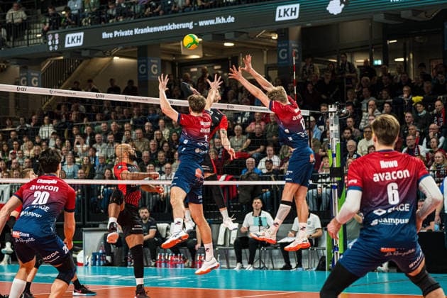 Volleyball I Herren I Saison 2025-2026 I CEV Champions League I CLVM72 I SVG Lüneburg - Asseco Resovia Rzeszow I 27.01.2026 Joscha Kunstmann (7, SVG Lüneburg) und Axel Valentin Enlund (17, SVG Lüneburg) im Block gegen den Angriff von Klemen Cebulj (18, Asseco Resovia Rzeszow) Copyright: xLobeca Bjorn-OlexKehmx