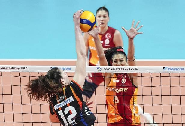 Galatasaray Daikin v Allianz MTV Stuttgart - Women s CEV Cup ISTANBUL, TURKIYE - JANUARY 27: Yasemin Guveli (8) of Galatasaray Daikin in action against Lucia Varela Gomez (12) of Allianz MTV Stuttgart during the Women s CEV Cup play-off round first match between Galatasaray Daikin and Allianz MTV Stuttgart at Burhan Felek Vestel Volleyball Hall in Istanbul, Turkiye on January 27, 2026. Agit Erdi Ulukaya Anadolu Istanbul Turkey. Editorial use only. Please get in touch for any other usage.  Copyright: x2026xAnadoluxAgitxErdixUlukayax