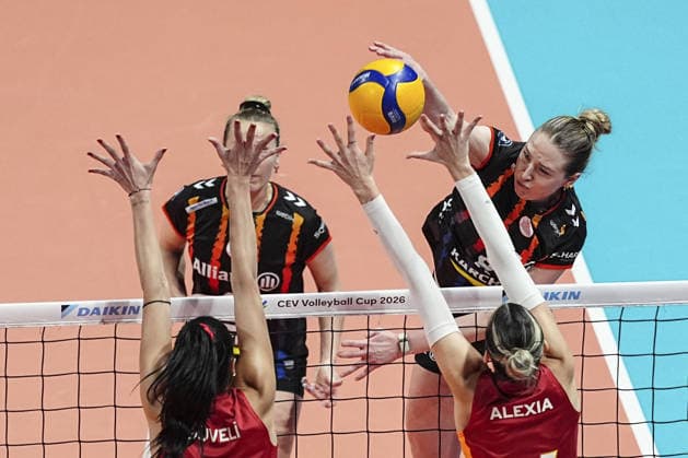 Galatasaray Daikin v Allianz MTV Stuttgart - Women s CEV Cup ISTANBUL, TURKIYE - JANUARY 27: Eleanor Joyce Holthaus (R) of Allianz MTV Stuttgart in action against Alexia Carutasu (2nd R) of Galatasaray Daikin during the Women s CEV Cup play-off round first match between Galatasaray Daikin and Allianz MTV Stuttgart at Burhan Felek Vestel Volleyball Hall in Istanbul, Turkiye on January 27, 2026. Agit Erdi Ulukaya Anadolu Istanbul Turkey. Editorial use only. Please get in touch for any other usage.  Copyright: x2026xAnadoluxAgitxErdixUlukayax