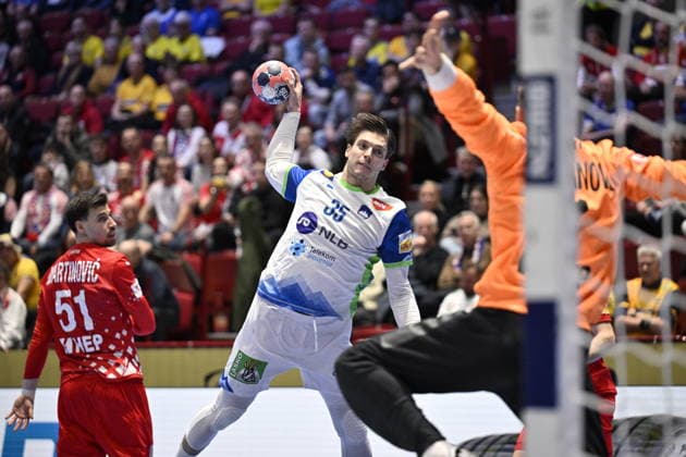 MALMÖ, SWEDEN 20260127 Slovenia s Domen Makuc (35) scores at Croatia s goalkeeper Dominik Kuzmanovic during the 2026 EHF European Men s Handball Championship (the EHF Euro 2026) main round match between Slovenia and Croatia at Malmö Arena, in Malmö, Sweden, on January 27, 2026. MALMÖ SWEDEN x50090x