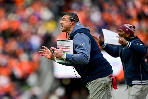 DENVER, CO - JANUARY 25: New England Patriots head coach Mike Vrabel yells to players in the first half of the AFC Championship Game against the Denver Broncos at Empower Field at Mile High on January 25, 2026 in Denver, Colorado. (Photo by Dustin Bradford Icon Sportswire) NFL, American Football Herren, USA JAN 25 AFC Championship Game Patriots at Broncos EDITORIAL USE ONLY Icon132260125326