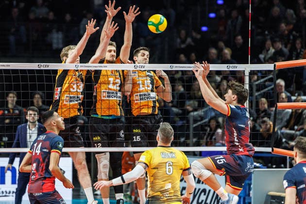 27.01.26, Berlin, Volleyball, BR Volleys vs. VK Lvi Prag Champions League, Gruppenphase. David Kollator von VK Lvi Prag spielt den Ball gegen den Block von Fedor Ivanov (BR Volleys), Florian Krage (BR Volleys) und Moritz Reichert (BR Volleys). BR Volleys vs. VK Lvi Prag Champions League