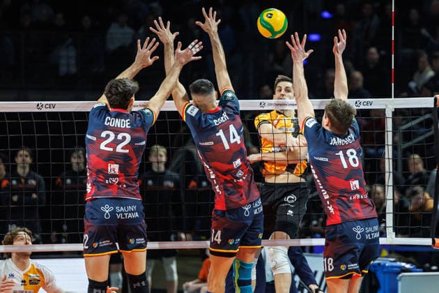 27.01.26, Berlin, Volleyball, BR Volleys vs. VK Lvi Prag Champions League, Gruppenphase. Moritz Reichert (BR Volleys) spielt den Ball ueber das Netz. BR Volleys vs. VK Lvi Prag Champions League