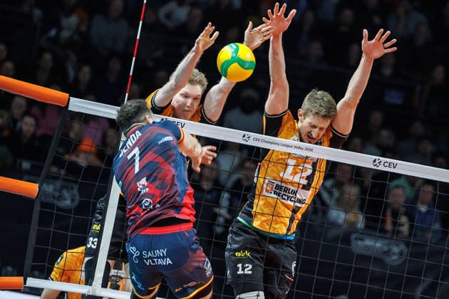 27.01.26, Berlin, Volleyball, BR Volleys vs. VK Lvi Prag Champions League, Gruppenphase. Jiri Benda spielt den Ball gegen den Block von Fedor Ivanov (BR Volleys) und Florian Krage (BR Volleys). BR Volleys vs. VK Lvi Prag Champions League